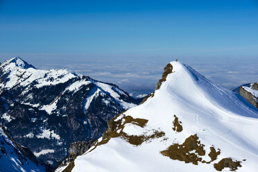 Deutschland, Bayern, Allgäu, Allgäuer Alpen, Paar steht im Winter auf dem Gipfel - WGF000618