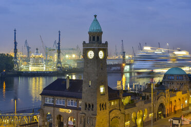 Deutschland, Hamburg, Uhrturm an den Landungsbrücken und einlaufendes Kreuzfahrtschiff am Morgen - RJ000407