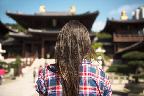 China, Hongkong, Kowloon, Rückenansicht einer Frau beim Besuch des Chi Lin Nonnenklosters - GEMF000095