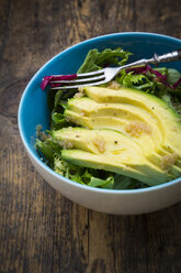 Bowl of leaf salad with sliced avocado - LVF002984