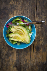 Bowl of leaf salad with sliced avocado - LVF002985