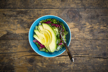 Schüssel mit Blattsalat und Avocado in Scheiben - LVF002986