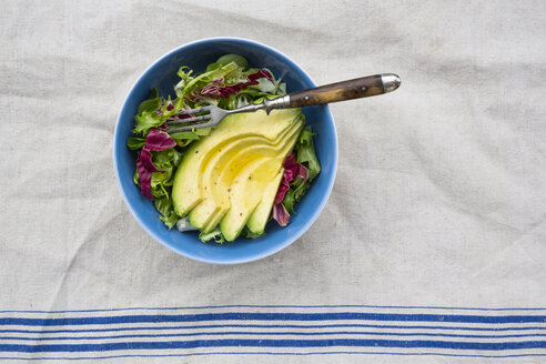 Schüssel mit Blattsalat und Avocado in Scheiben - LVF002987