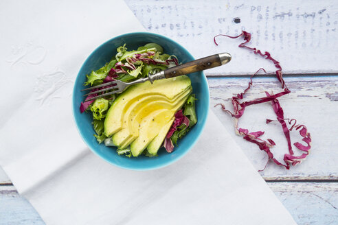 Schüssel mit Blattsalat und Avocado in Scheiben - LVF002989