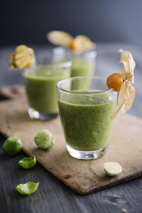 Grüner Smoothie mit Rosenkohl, Banane und Apfelsaft garniert mit Physalis - IPF000210