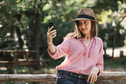 Frau macht ein Selfie mit ihrem Smartphone - BZF000075