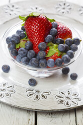 Frische Erdbeeren und Heidelbeeren in einer Schüssel auf einem Teller - SARF001457