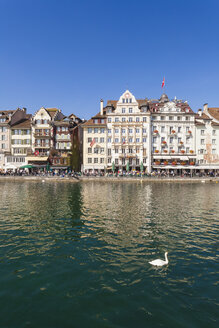 Schweiz, Kanton Luzern, Luzern, Altstadt, Fluss Reuss, Häuser mit Restaurants am Flussufer - WDF002943