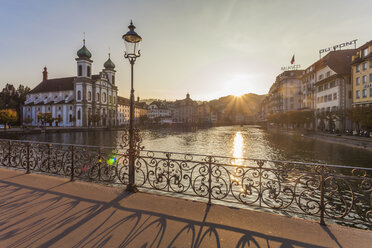 Schweiz, Kanton Luzern, Luzern, Altstadt, Fluss Reuss, Jesuitenkirche bei Sonnenuntergang - WDF002949