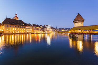 Switzerland, Canton of Lucerne, Lucerne, Old town, Reuss river, old town hall, chapel bridge and water tower, blue hour - WDF002953