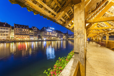 Switzerland, Canton of Lucerne, Lucerne, Old town, Reuss river, Chapel bridge in the evening - WDF002954