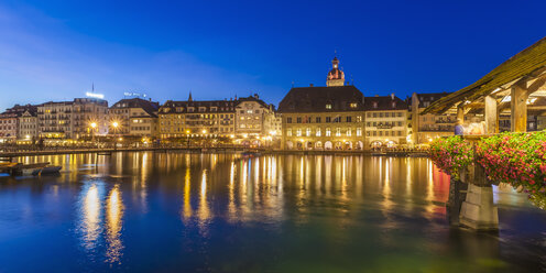 Switzerland, Canton of Lucerne, Lucerne, Old town, Reuss river, City view, Chapel bridge in the evening - WDF002955