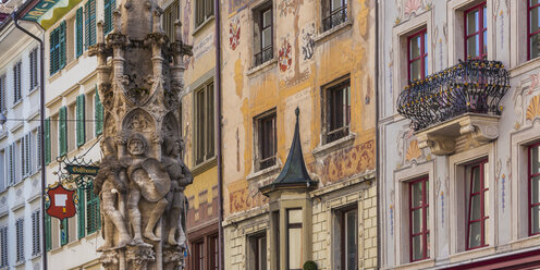 Schweiz, Kanton Luzern, Luzern, Altstadt, Stadthäuser mit Fresko, mittelalterlicher Brunnen mit Figurinen - WDF002961