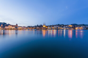 Schweiz, Kanton Luzern, Luzern, Vierwaldstättersee, Stadtansicht, Blaue Stunde - WDF002971