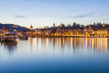 Schweiz, Kanton Luzern, Luzern, Vierwaldstättersee, Schiffsanlegestelle mit Ausflugsschiffen am Abend - WDF002973