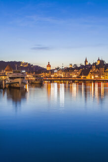 Schweiz, Kanton Luzern, Luzern, Vierwaldstättersee, Schiffsanlegestelle mit Ausflugsschiffen am Abend - WDF002974
