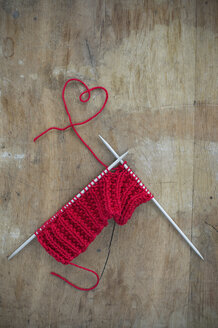 Knitting and thread shaped like a heart on wood - CRF002636