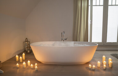 Modern bathtub with lighted candles arround - PDF000875