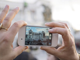 Italien, Rom, Frau beim Fotografieren des Vittoriano - LAF001339