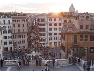Italien, Rom, Menschen auf der Piazza di Spagna - LAF001340