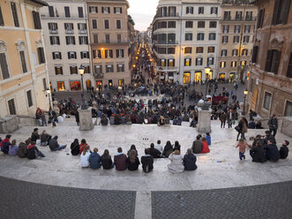 Italien, Rom, Menschen auf der Piazza di Spagna - LAF001341