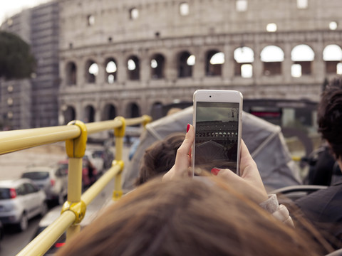 Italien, Rom, Touristen machen Sightseeing-Tour in Tour-Bus, vorbei an Kolosseum, lizenzfreies Stockfoto