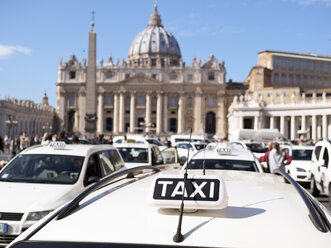 Italien, Rom, Taxis vor dem Petersdom - LAF001350