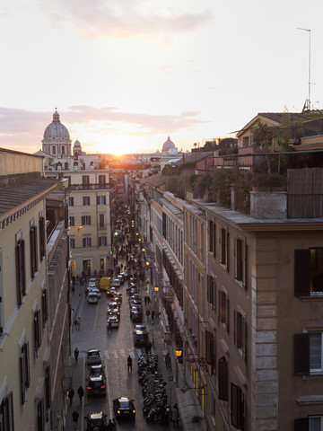 Italien, Rom, Via della Croce mit Kirche San Carlo al Corso, lizenzfreies Stockfoto