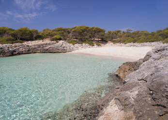 Spanien, Menorca, Blick auf Cala Talaier - RAEF000071