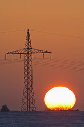 Deutschland, Sonnenuntergang neben Strommast - UMF000751