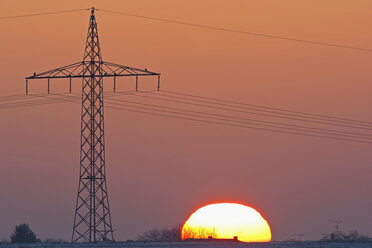 Deutschland, Sonnenuntergang neben Strommast - UMF000752