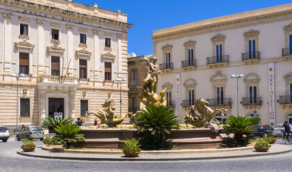 Italy, Sicily, Siracusa, fountain of Artemis - AMF003888