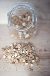 Müsli und Glas auf Holz - CHPF000098