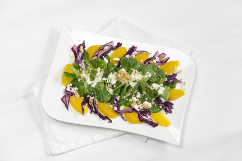 Feldsalat mit Orangenscheiben, Rotkohl, Fetakäse und Walnüssen - YFF000337