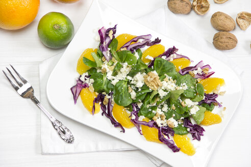 Feldsalat mit Orangenscheiben, Rotkohl, Fetakäse und Walnüssen - YFF000338