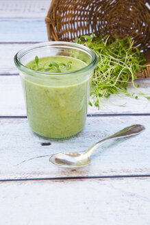 Kressesuppe im Glas auf Holz - LVF002992