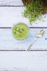 Kressesuppe im Glas auf Holz - LVF002993