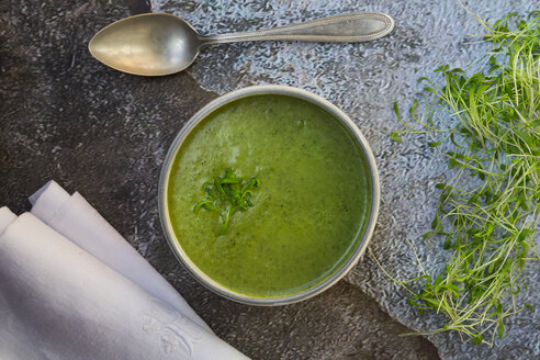 Kressesuppe in Schüssel auf dunklem Boden - LVF002994