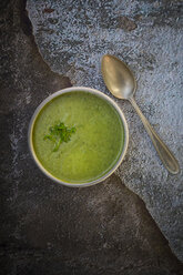 Kressesuppe in Schüssel auf dunklem Boden - LVF002996