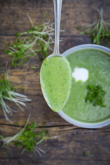 Kressesuppe auf Löffel und in Schale auf dunklem Holz - LVF002997