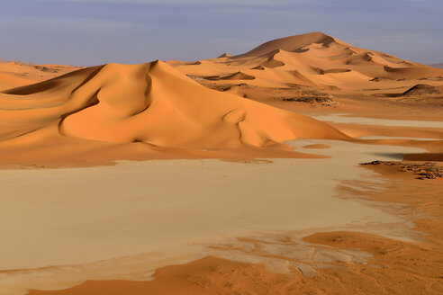 Afrika, Algerien, Sahara, Nationalpark Tassili N'Ajjer, Region Tadrart, Sanddünen und Lehmpfanne des südlichen Oued in Tehak - ES001545