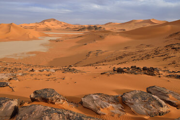 Africa, Algeria, Sahara, Tassili N'Ajjer National Park, Tadrart region, sand dunes and clay pan at southern Oued In Tehak - ES001548