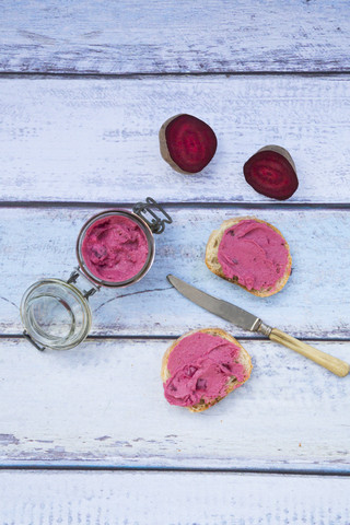 Veganer Bio-Aufstrich mit Roter Bete, lizenzfreies Stockfoto