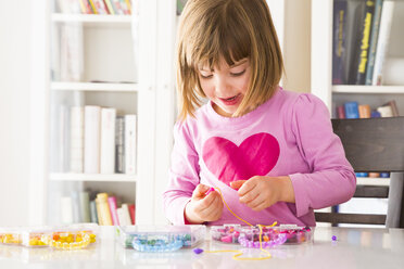 Little girl stringing pearls - LVF003015