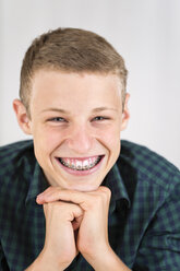 Porträt eines lächelnden Teenagers mit Zahnspange - DRF001472