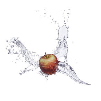 Roter Apfel und ein Spritzer Wasser - KSWF001427