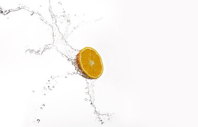 Orange und ein Spritzer Wasser - KSWF001430