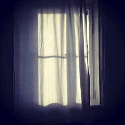 Fenster und Vorhang im Sonnenlicht - LVF003025