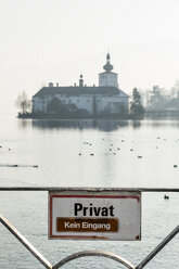 Österreich, Salzkammergut, Gmunden, Kein Einlassschild bei Schloss Ort am Traunsee - EJWF000707