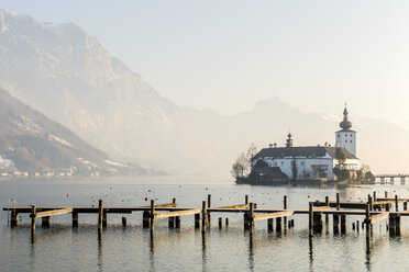 Austria, Salzkammergut, Gmunden, Ort Castle in Traunsee - EJWF000709